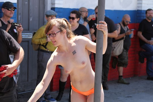 ふだんから裸で外出しているヌーディスト女子画像 25