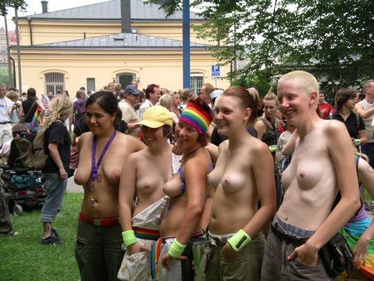ふだんから裸で外出しているヌーディスト女子画像 28