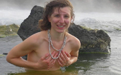 潮と硫黄の香り混じる海近くの自然温泉で撮られた白人ヌード画像11枚！