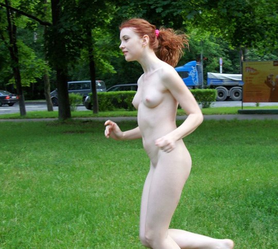 公園で全裸撮影する赤毛白人少女のヌード画像 12